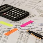 Ondernemer controleert facturen aan bureau voor btw aangifte