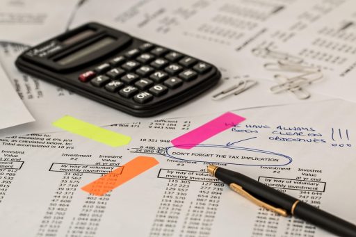 Ondernemer controleert facturen aan bureau voor btw aangifte