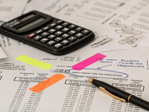 Ondernemer controleert facturen aan bureau voor btw aangifte