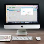 Zelfstandige die aan bureau zijn financiële buffer berekent met laptop en notities