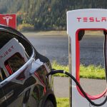 Elektrische bedrijfswagen aan een laadpaal op een bedrijventerrein