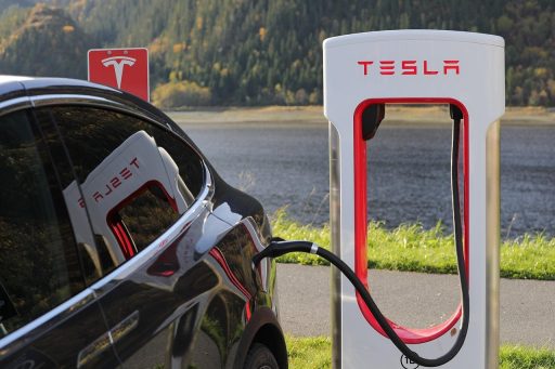 Elektrische bedrijfswagen aan een laadpaal op een bedrijventerrein