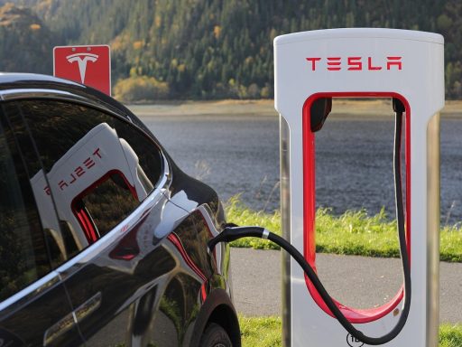 Elektrische bedrijfswagen aan een laadpaal op een bedrijventerrein