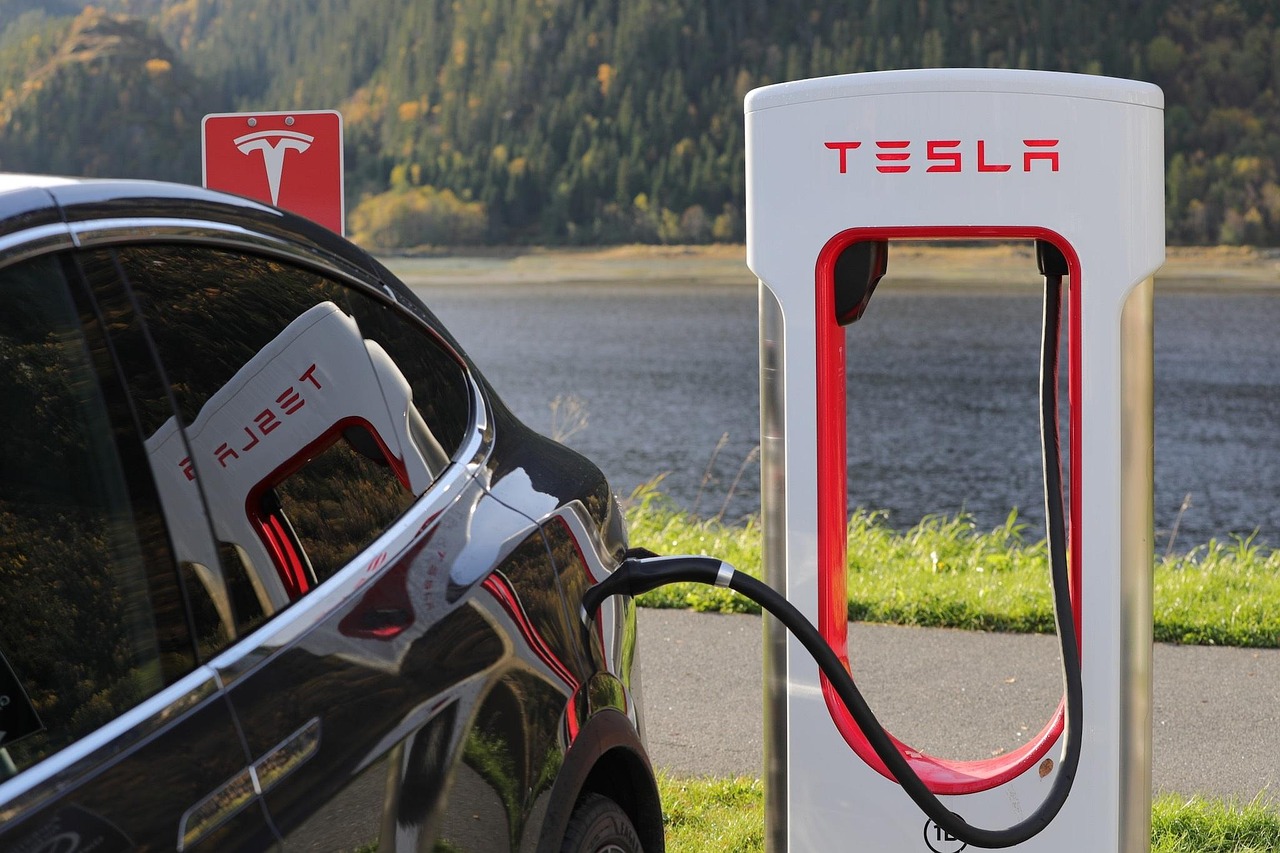 Elektrische bedrijfswagen aan een laadpaal op een bedrijventerrein