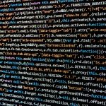 Ontwikkelaar die werkt aan een maatwerk webshop op een laptop