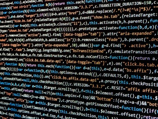 Ontwikkelaar die werkt aan een maatwerk webshop op een laptop