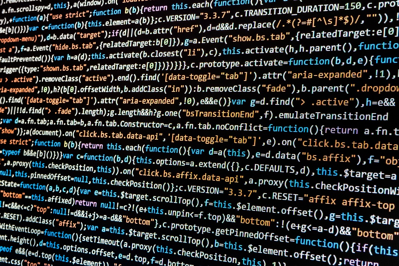 Ontwikkelaar die werkt aan een maatwerk webshop op een laptop