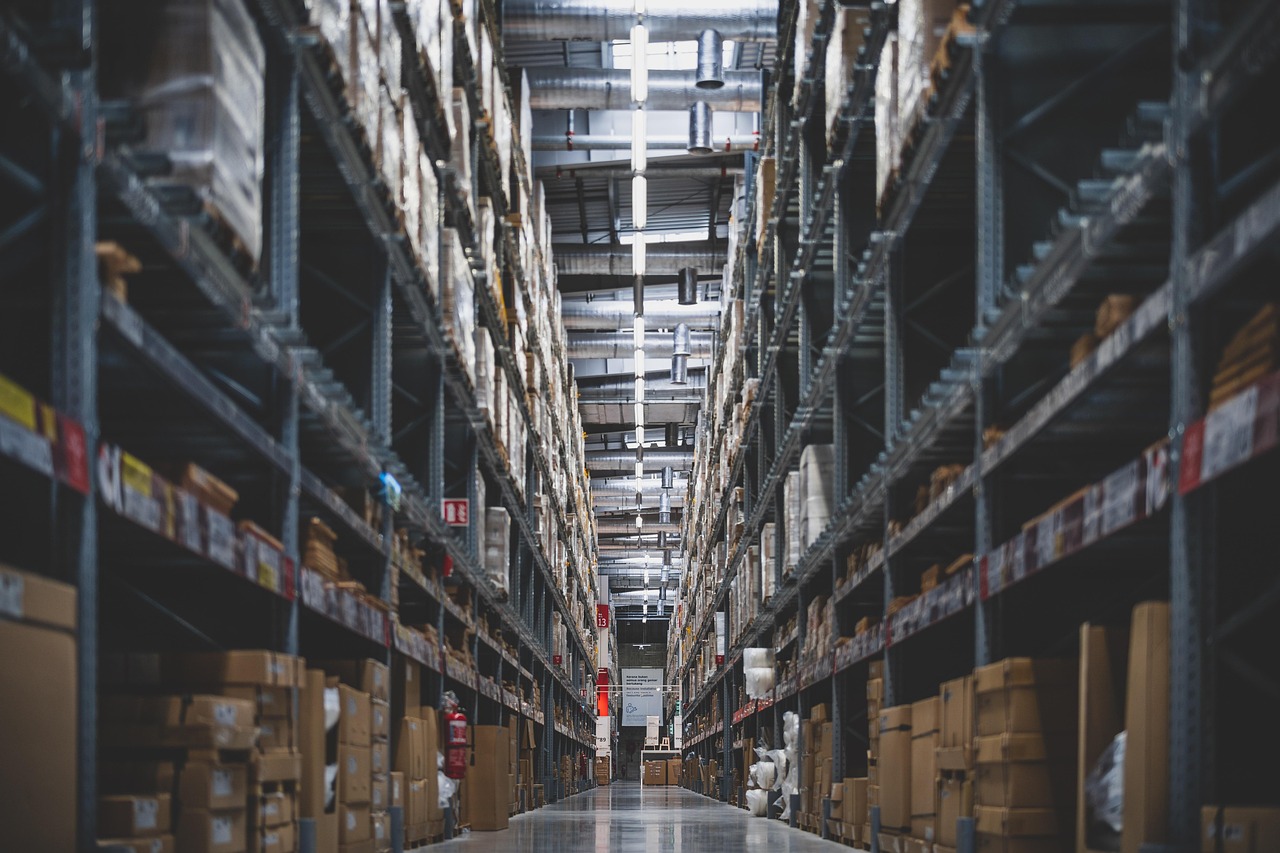 Magazijnstellingen gevuld met kantoorartikelen in een kleine groothandel