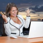 Persoon die veilig online shopt op een laptop en een webshop beoordeelt