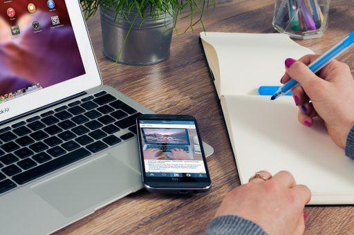 Ondernemer aan bureau met belastingdocumenten en naheffingsaanslag