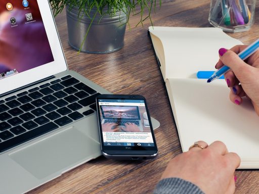 Ondernemer aan bureau met belastingdocumenten en naheffingsaanslag