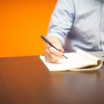 Ondernemer die financiële berekeningen maakt op een laptop