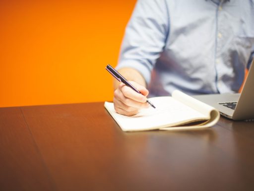 Ondernemer die financiële berekeningen maakt op een laptop