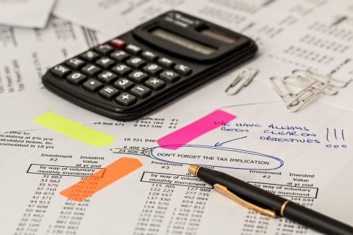 Ondernemer die verzekeringspolissen en documenten doorneemt aan een bureau