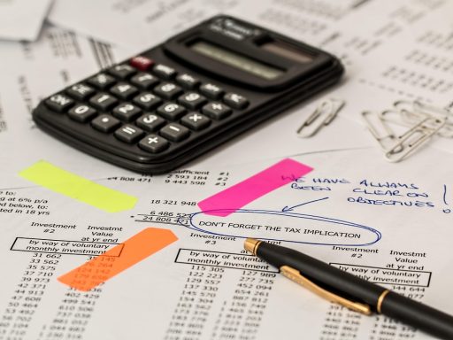Ondernemer die verzekeringspolissen en documenten doorneemt aan een bureau
