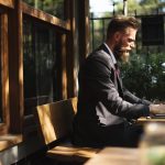 Persoon die Yoast SEO instelt op een laptop voor een webshop