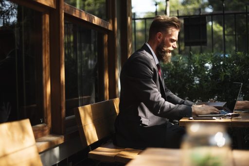 Persoon die Yoast SEO instelt op een laptop voor een webshop