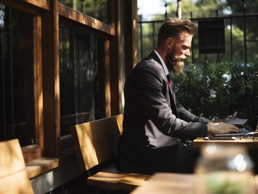 Persoon die Yoast SEO instelt op een laptop voor een webshop