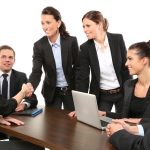 Ondernemer vergelijkt B2C en B2B e-commerce modellen aan een bureau met documenten en laptop