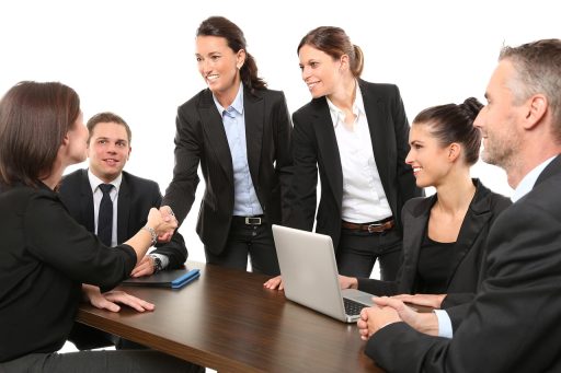 Ondernemer vergelijkt B2C en B2B e-commerce modellen aan een bureau met documenten en laptop