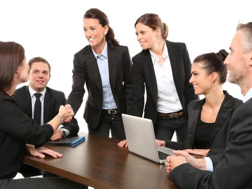 Ondernemer vergelijkt B2C en B2B e-commerce modellen aan een bureau met documenten en laptop