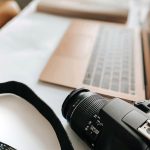 Eigenaar van een niche webshop die een blogstrategie uitwerkt op een laptop