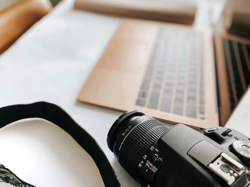 Eigenaar van een niche webshop die een blogstrategie uitwerkt op een laptop