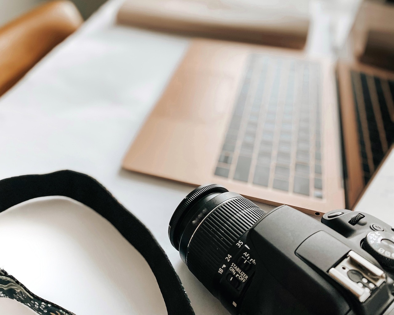 Eigenaar van een niche webshop die een blogstrategie uitwerkt op een laptop