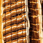 Modern appartementsgebouw in Dubai, omgeven door zonnig stedelijk landschap