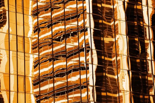 Modern appartementsgebouw in Dubai, omgeven door zonnig stedelijk landschap