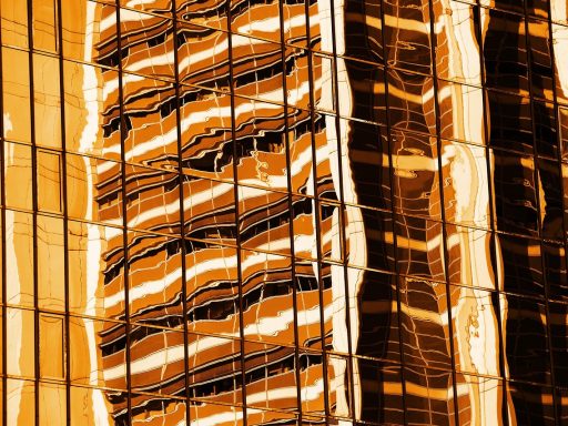Modern appartementsgebouw in Dubai, omgeven door zonnig stedelijk landschap