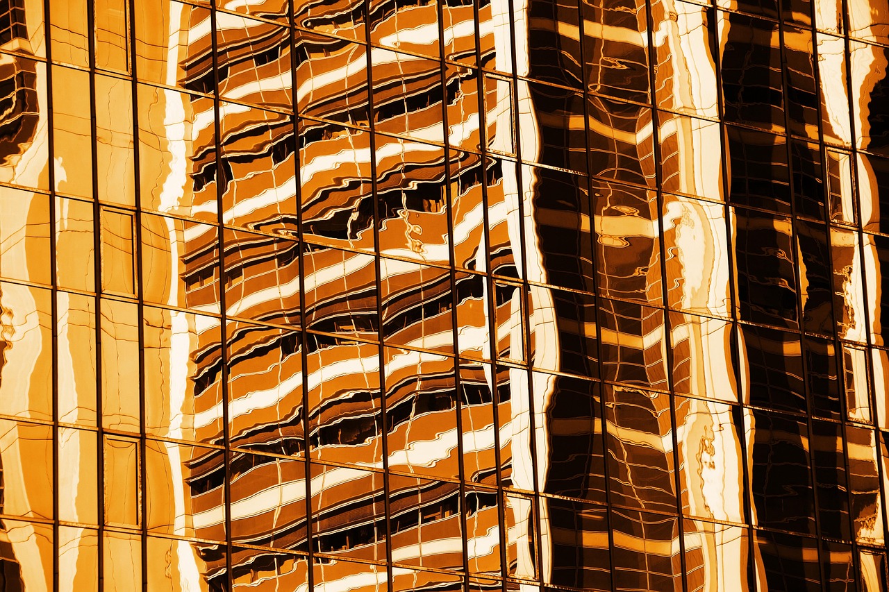 Modern appartementsgebouw in Dubai, omgeven door zonnig stedelijk landschap