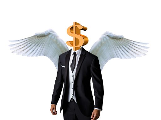Ondernemer die een financiële prognose doorneemt op een laptop met spreadsheet