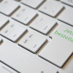 Ondernemer die een kleine webshop beheert op een laptop