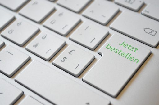 Ondernemer die een kleine webshop beheert op een laptop