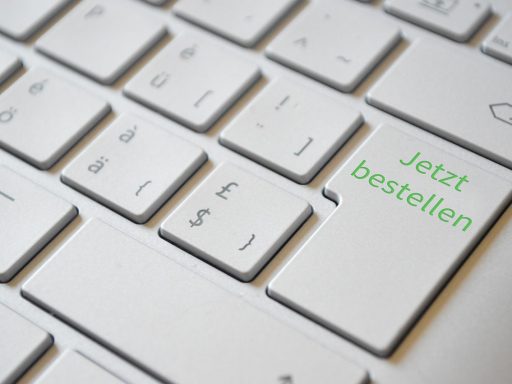 Ondernemer die een kleine webshop beheert op een laptop