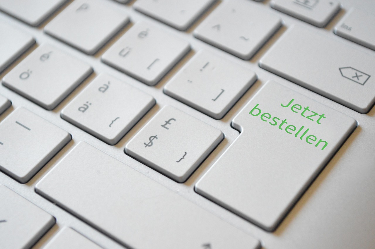 Ondernemer die een kleine webshop beheert op een laptop