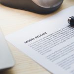 Twee personen ondertekenen een contract aan een bureau voor een influencer samenwerking
