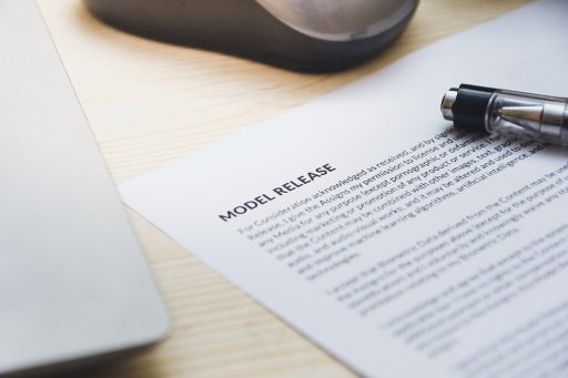 Twee personen ondertekenen een contract aan een bureau voor een influencer samenwerking