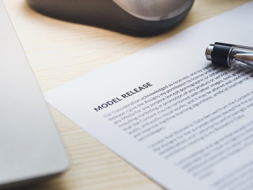 Twee personen ondertekenen een contract aan een bureau voor een influencer samenwerking