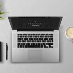 Ondernemer die online klantreviews bekijkt op een laptop