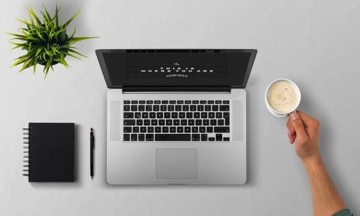 Ondernemer die online klantreviews bekijkt op een laptop