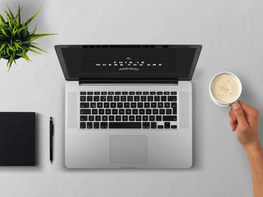 Ondernemer die online klantreviews bekijkt op een laptop