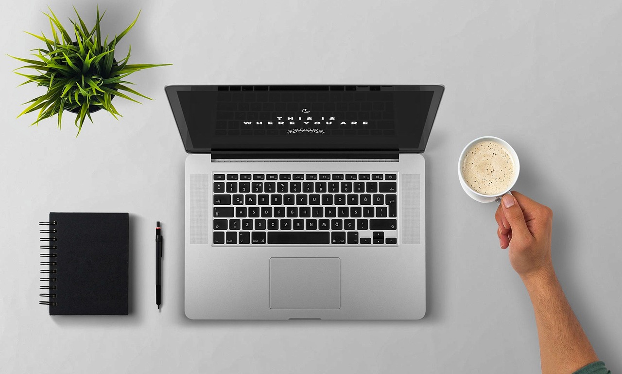 Ondernemer die online klantreviews bekijkt op een laptop