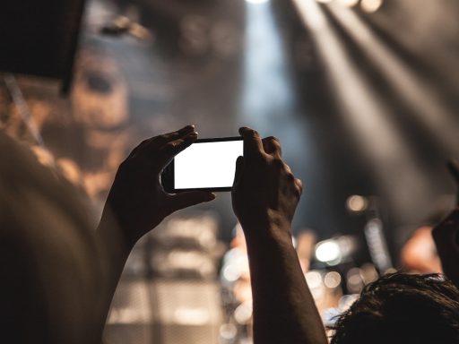Smartphone op statief filmt een product op een witte achtergrond voor een productdemo video