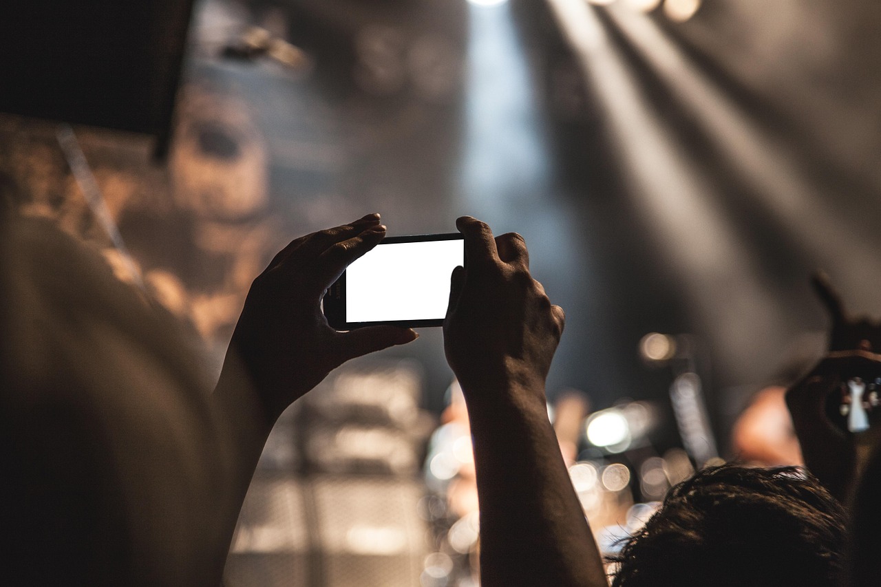 Smartphone op statief filmt een product op een witte achtergrond voor een productdemo video