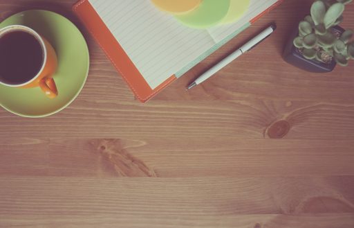 Zelfstandige die zijn financiën en uren doorrekent aan een bureau