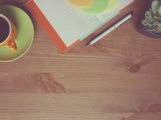 Zelfstandige die zijn financiën en uren doorrekent aan een bureau