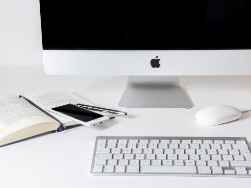 Kleine ondernemer bekijkt social media op smartphone aan bureau