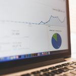 Een laptop met een affiliate marketing dashboard open op het scherm